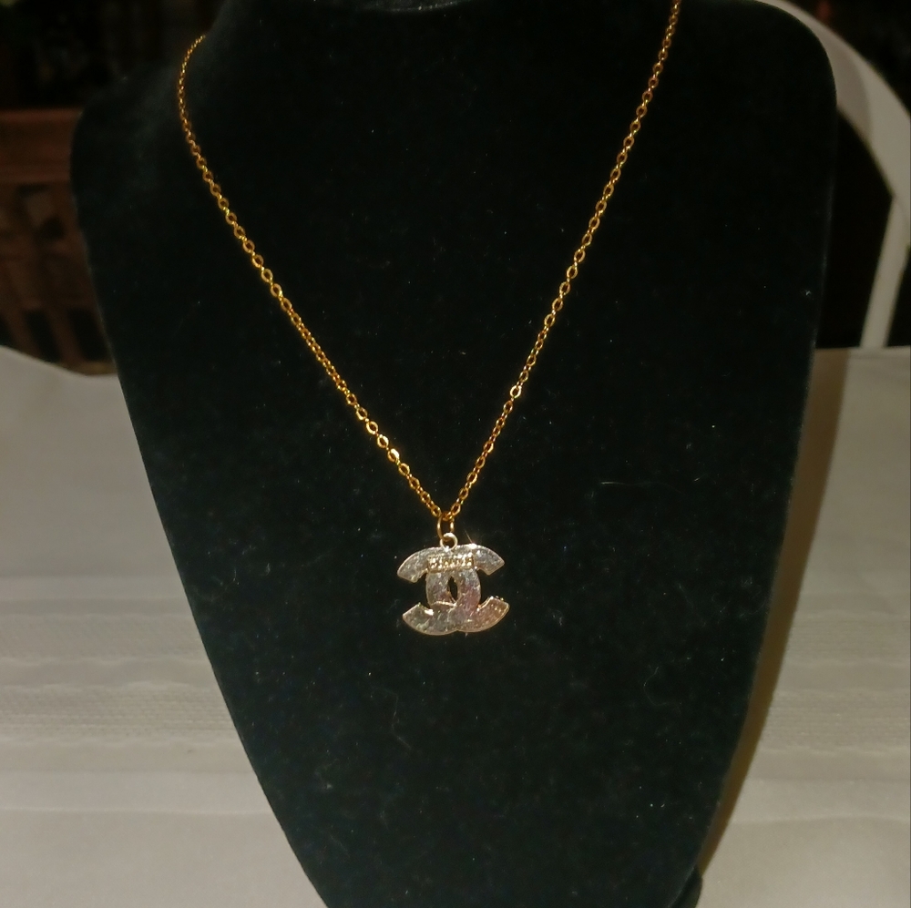 CHANEL Gold Interlocking CC Zipper Pull With Black Accent With Unbranded Chain. - Picture 3 of 4